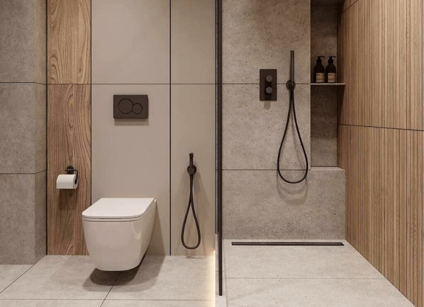 Baño reformado con ducha de obra, inodoro suspendido y revestimiento de microcemento