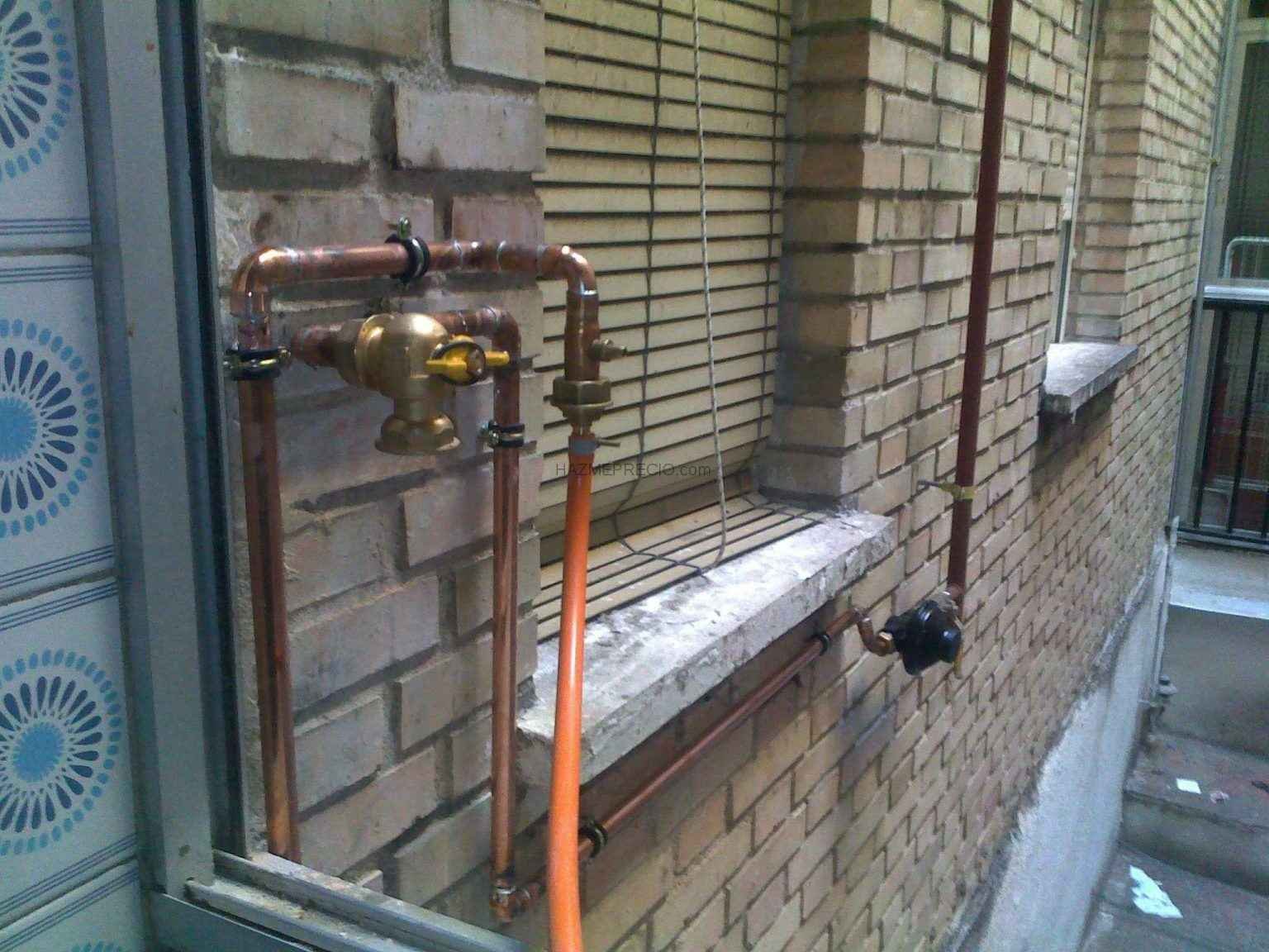 Instalación de gas en cobre con llave de corte y regulador en fachada