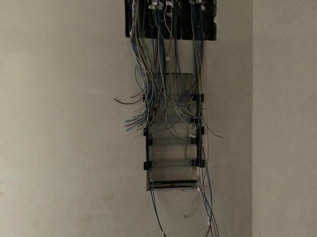 Cableado eléctrico en pared durante una reparación