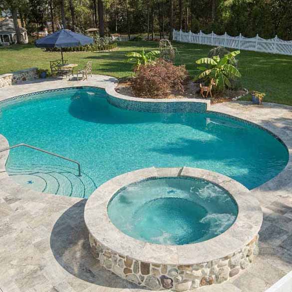 Piscina con jacuzzi en perfecto estado de mantenimiento