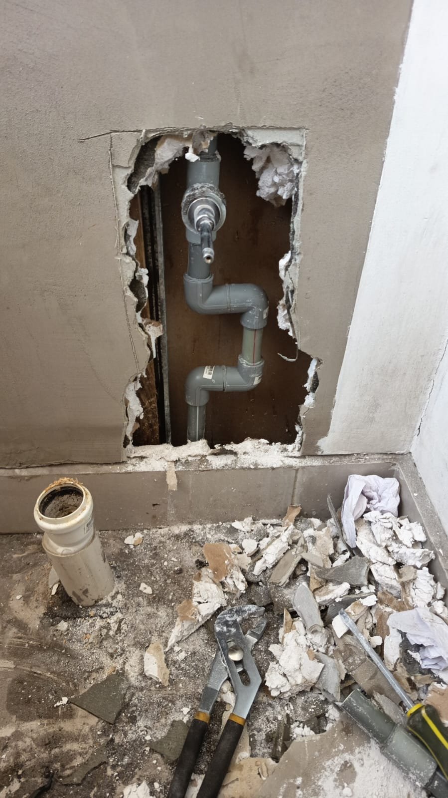 Pared abierta para sustituir tuberías de desagüe de PVC